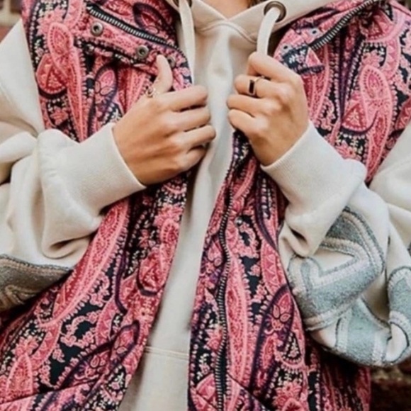 Free People Jackets & Blazers - 🆕 Free People Women’s Flora Paisley Puffer Vest Oversized Quilted Size Xs